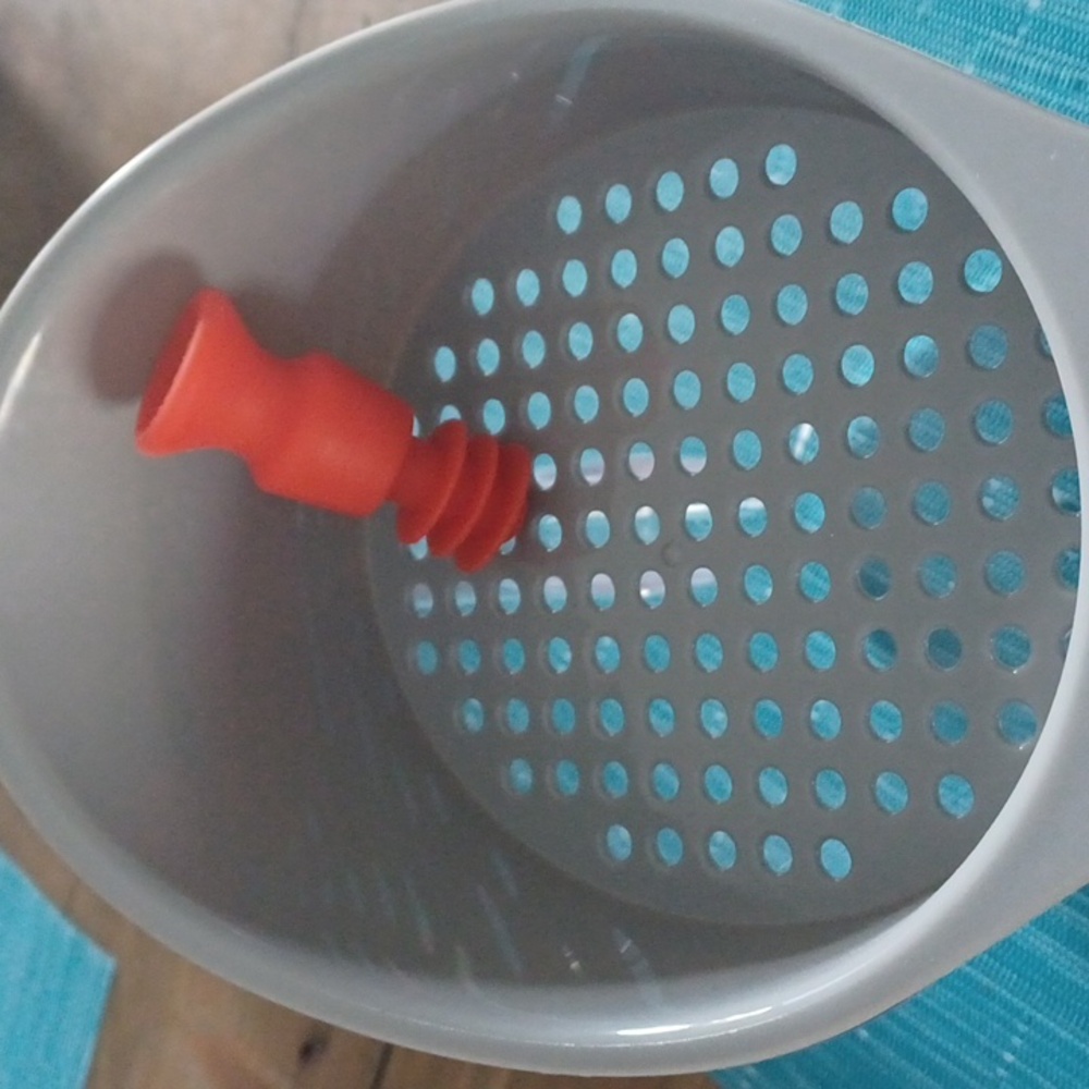 OXO gravy separator measuring cup - Picture 3 of 3